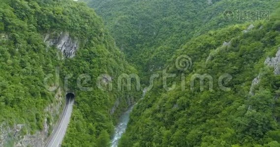 鸟瞰莫拉卡山河峡谷..视频