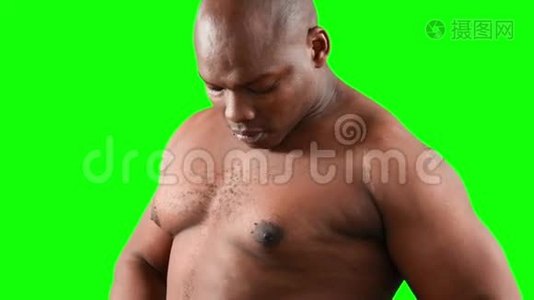 肌肉男测量他的腰部视频