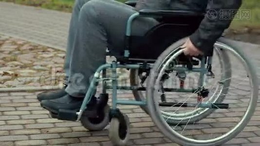 在路上使用轮椅的残疾人视频