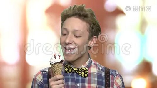 有趣的十几岁男孩吃冰淇淋。视频