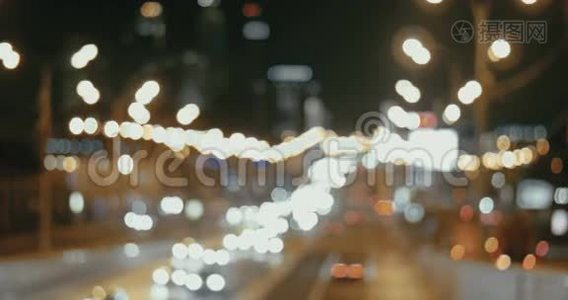 大城市的夜间交通灯视频
