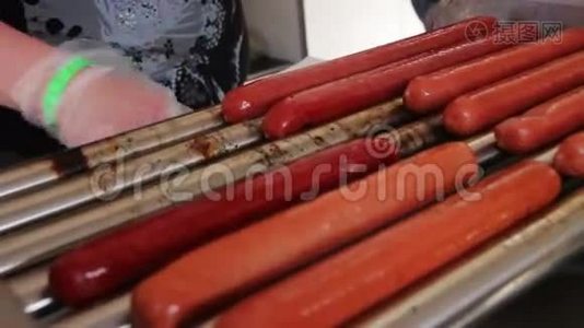 烧烤炉上煮的热狗香肠视频