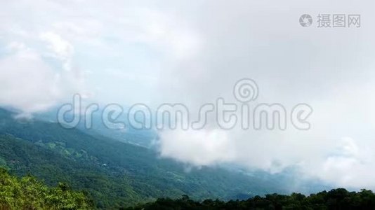 浓密蓬松的白云天空缓慢移动，被风的蓝天改变形状视频