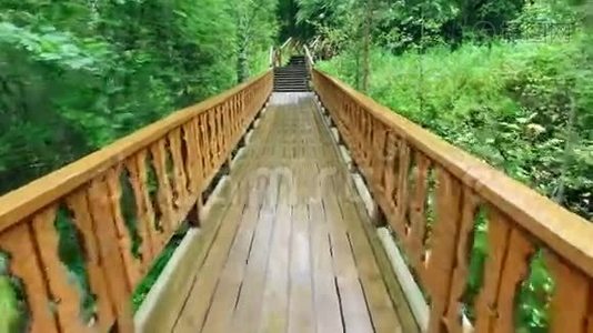步行至木质楼梯及栏杆视频
