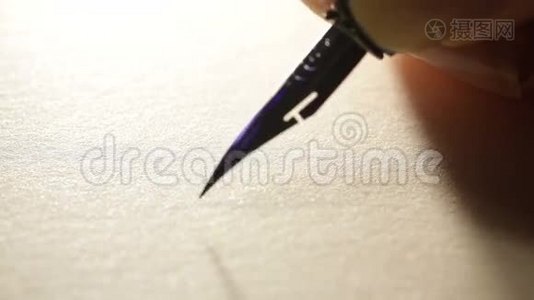 女性用手书写书法视频
