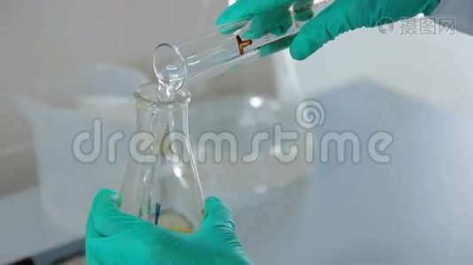 生物实验室的试管实验视频