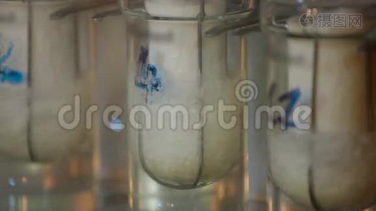 生物实验室的试管实验视频