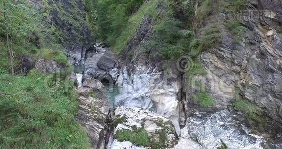 高空观景，阿尔卑斯山美丽的瀑布，靠近罗里斯视频