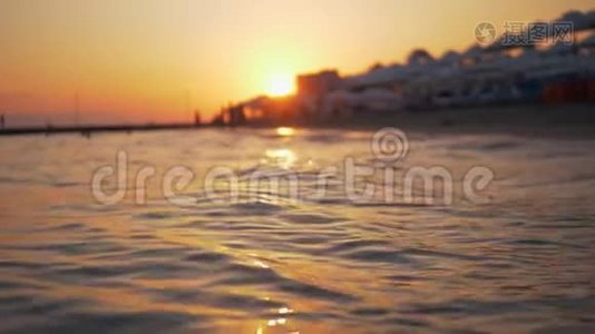 金色夕阳下的夏日海景和度假胜地视频