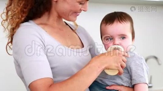 妈妈给她儿子喂奶瓶视频