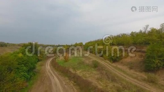 风景秋景伴乡村路..视频