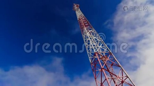 塔。 塔和天空。 云和高度塔。 天空和云层上的电信发射机。视频
