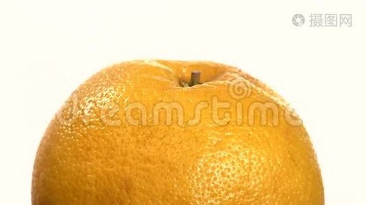 熟橙隔离在白色上，接近，旋转视频