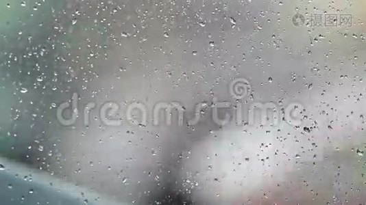 雨滴对交通的影响。视频