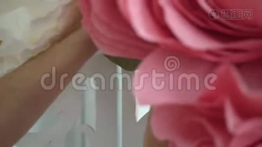 婚礼装饰的大型手工花卉.视频