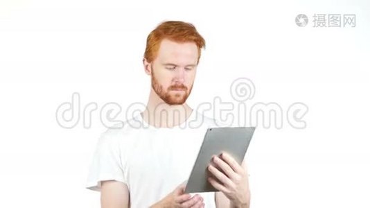 年轻的现代人使用数字平板电脑视频