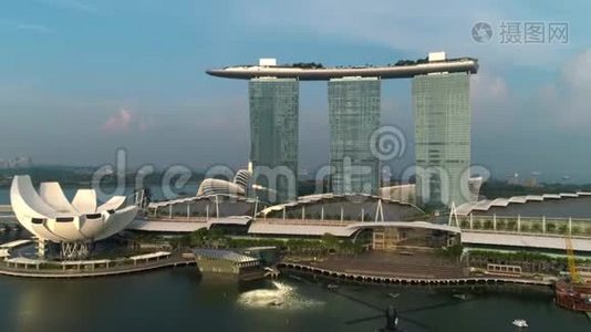 鸟瞰滨海湾金沙露出新加坡城市天际线.. 中枪。 新加坡滨海湾金沙航空公司视频