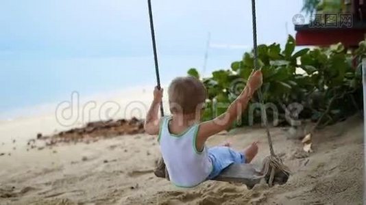 快乐的孩子在沙滩上荡秋千视频