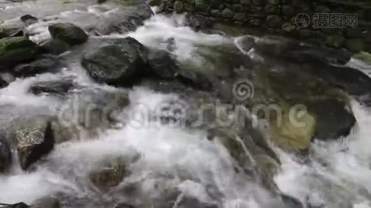 小溪流过山谷视频