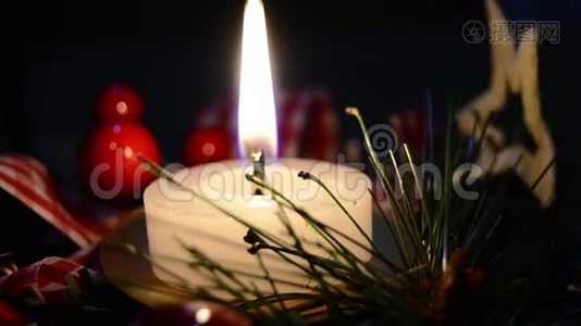 在雪地和木制背景下燃烧蜡烛和圣诞装饰，优雅的拍摄与节日的心情视频