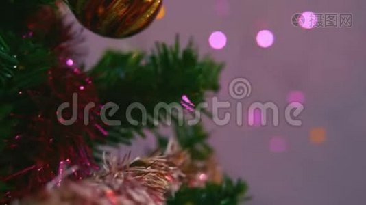 以圣诞元素装饰的圣诞树视频