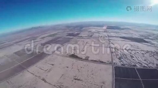专业跳伞员在亚利桑那州上空的蓝天跳伞。 阳光明媚。 景观视频
