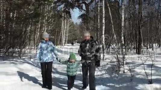 冬天，一家人在公园里散步视频