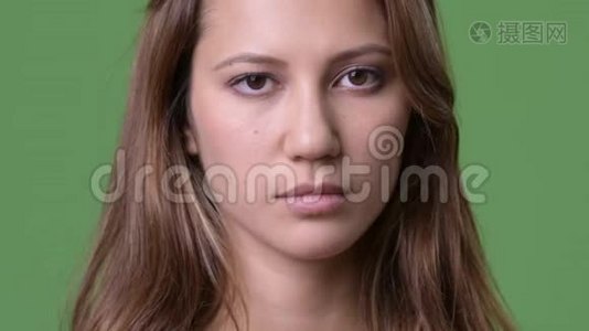 年轻美丽的多民族妇女，绿色背景视频
