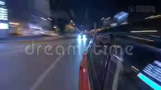 汽车行驶在城市的一条夜间大道上时移过度视频