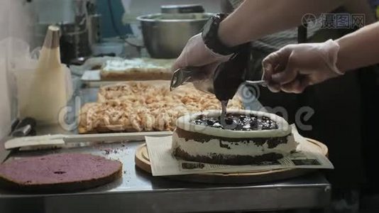烹饪的概念.. 专业糕点厨师做美味的蛋糕，特写视频