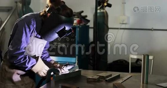 女性焊工焊接金属视频