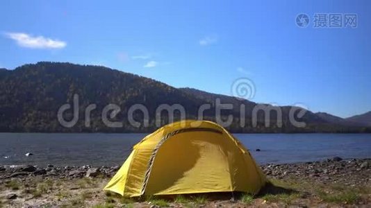 黄色帐篷在山湖畔花费..视频