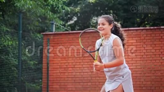 年轻女孩在训练时用网球拍挡住球视频