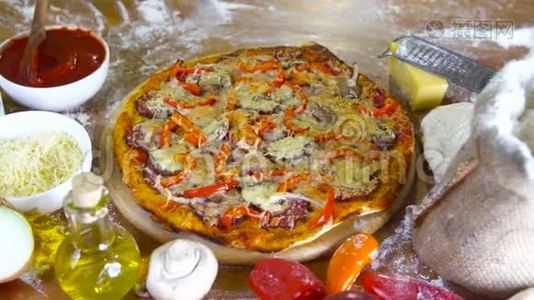 准备美味的自制披萨视频