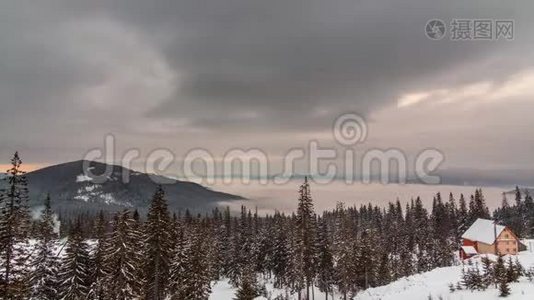 山峰伴雪风吹.. 冬季景观。 寒冷的一天，带着雪。视频