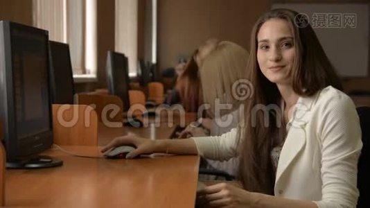 商业女性在电脑上工作视频