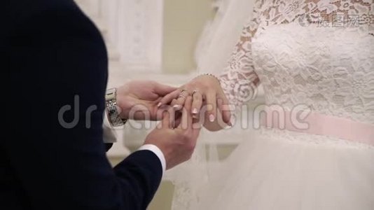 新郎新娘交换结婚戒指视频
