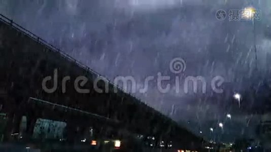 桥上下大雨视频
