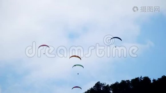 在天空中飞行的串联滑翔伞视频