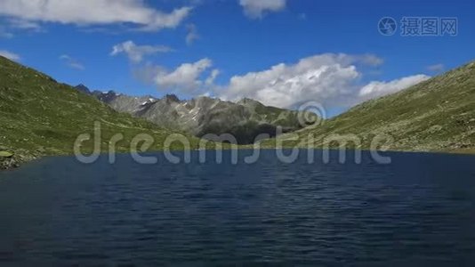 瑞士阿尔卑斯山脉的山峰和湖泊的时间间隔视图视频