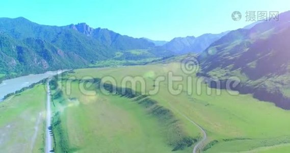 阳光明媚的夏季早晨，空中乡村山路和草地。 沥青公路和河流..视频