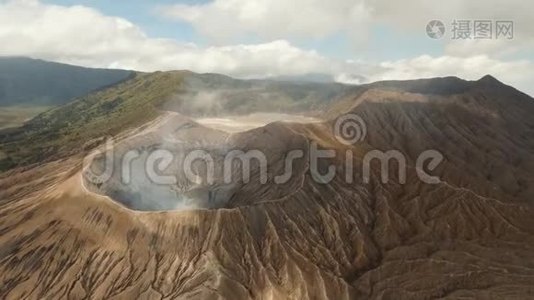 有火山口的活火山。 Gunung Bromo，Jawa，印度尼西亚。视频