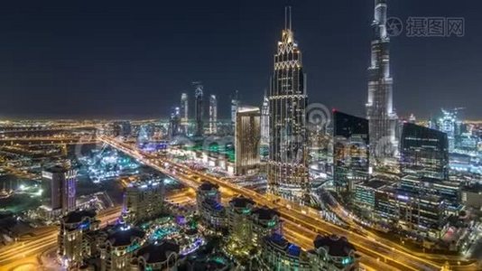 迪拜市区天际线夜晚时光，最高的建筑和道路交通，阿联酋视频