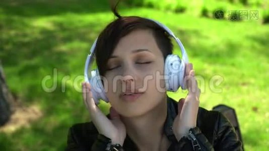 带着耳机听音乐的女人。视频