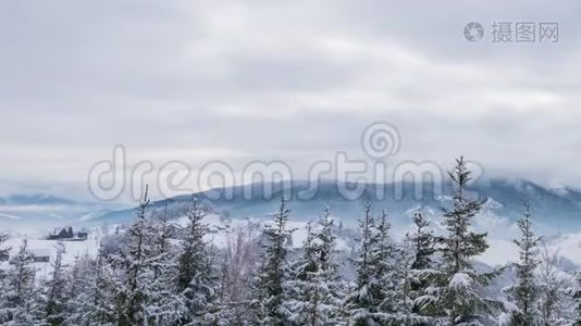 在雾蒙蒙的日落冬山观景.视频