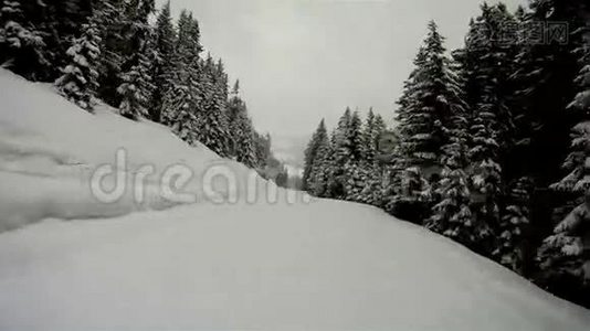 滑雪者沿着斜坡滑雪视频