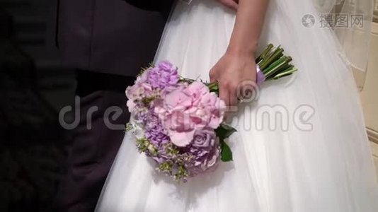 新娘和新郎拥抱，新娘带着花束视频