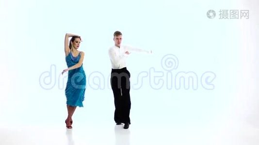 专业舞者配对表演拉丁舞，白色背景。 慢动作视频
