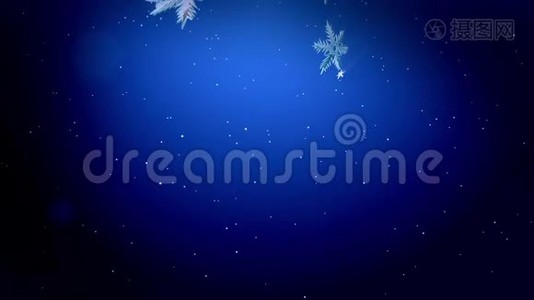 美丽的3D雪花在空气中缓慢地漂浮，并在蓝色背景上发光。 作为圣诞动画使用，新视频