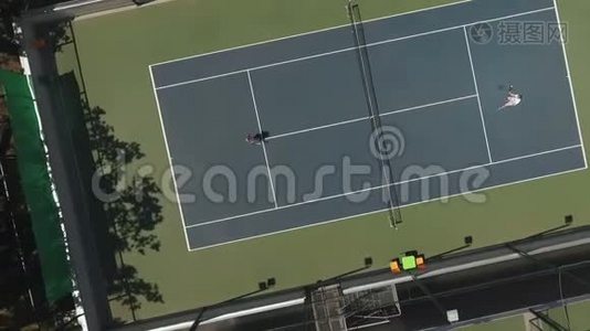 两个人在球场打网球视频